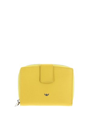 Gelbe Lederbrieftasche mit Druckknopfverschluss und Reißverschluss, mit kleinem silbernem Logo in der vorderen Mitte.