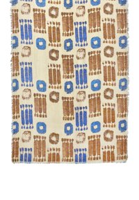 Beżowy materiał z powtarzającymi się abstrakcyjnymi niebieskimi i brązowymi prostokątnymi oraz okrągłymi kształtami, z postrzępionymi brzegami.