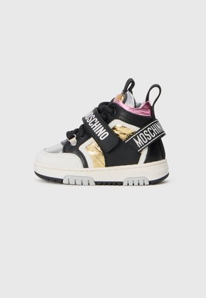 Sapatilhas de cano alto pretas e douradas com um acabamento brilhante, apresentando uma biqueira prateada, atacadores pretos e uma fita de velcro com a marca "Moschino".