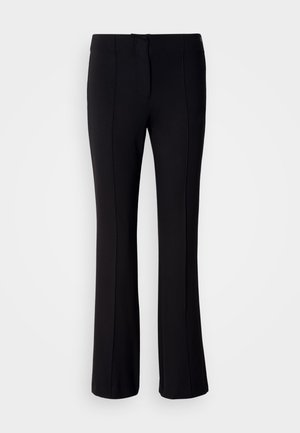 Μαύρο παντελόνι καμπάνα από λείο ύφασμα, με ραφές μπροστά και κρυφό φερμουάρ. Απλός σχεδιασμός χωρίς σχέδια ή διακοσμητικά.