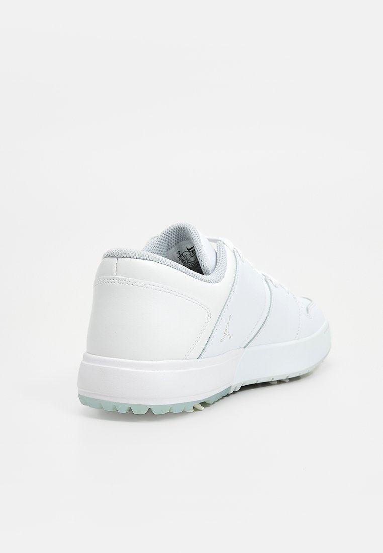 Scarpa da ginnastica bianca con tomaia in pelle, punta tonda e dettagli in rete. Presenta un logo visibile e suola in gomma con grip testurizzato.
