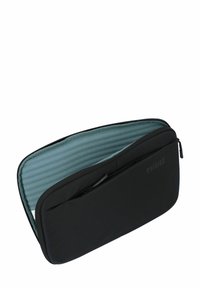 Schwarze Thule-Laptoptasche mit strukturiertem Äußeren, Reißverschluss und hellblauem gepolstertem Innenraum mit vertikalen Rillen zum Schutz.