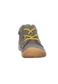 Scarpa in pelle grigia con lacci gialli, punta arrotondata e suola in gomma marrone chiaro. Presenta cuciture a contrasto e occhielli in metallo.