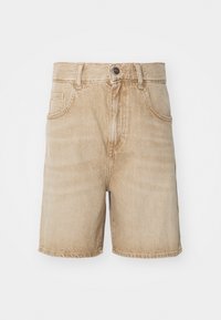 Shorts de mezclilla beige con cintura alta, cinco bolsillos, cierre de botón y costuras en contraste, con una textura ligeramente deslavada.