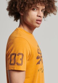 Superdry & Co VINTAGE CLASSIC  - T-shirt print - thrift gold marl