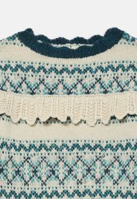 Strickpullover mit rundem Halsausschnitt, mit einer cremefarbenen Basis, geometrischem Muster in Türkis und Marineblau sowie einem gewellten cremefarbenen Saum auf der Rückseite.