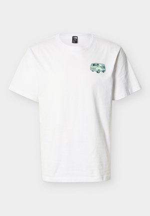 Weißes kurzärmeliges Baumwoll-T-Shirt mit kleinem grünen Van-Motiv auf der linken Brust und Rundhalsausschnitt.