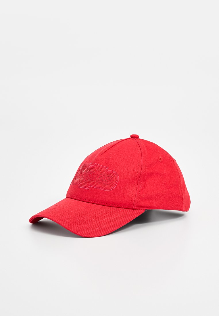 Rode baseballpet met geborduurd logo aan de voorkant, gebogen rand en textiel met structuur. Heeft een gestructureerde kroon en een verstelbare band.