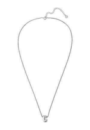 Zilveren ketting met een gladde letter "C" hanger. De ketting is delicaat met een fijne textuur en verstelbare lengte.
