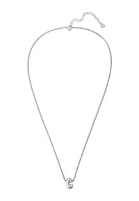 Sudraba ķēdes kaklarota ar gludu burta "C" piekariņu. Ķēde ir smalka ar smalku tekstūru un regulējamu garumu.