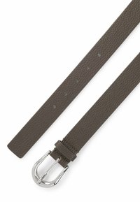 Grå läderbälte med texturerad yta, som har fem hål och en spänne i silverfärgad metall. Bältet är platt och rakt.