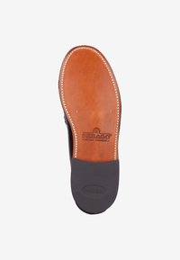 Suela de zapato de cuero marrón con una parte superior marrón lisa y una suela exterior de goma negra. Presenta costuras y el logo de Sebago.