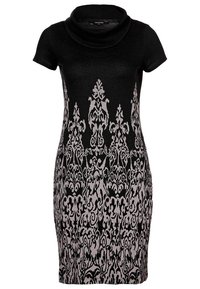 Zwarte jurk met korte mouwen en een watervalhals, voorzien van een ingewikkeld zilvergrijs damastpatroon. Gemaakt van een soepel stof, met een aangesloten silhouet, tot op de knie.