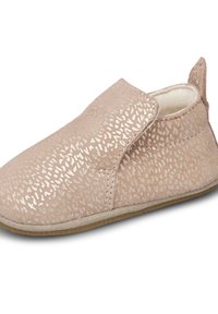 Chaussure pour tout-petit rose pâle avec un dessus texturé, fermeture à scratch et semelle beige, conçue pour un enfilage facile et le confort.