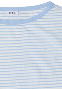 Encolure de chemise rayée horizontalement bleu clair et blanc avec une étiquette en tissu indiquant "CECIL" cousue à l'intérieur du col.
