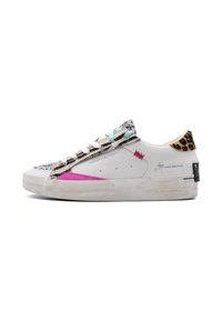 Sneaker bianca con dettagli a texture mista, che presenta accenti argento, nero, rosa e leopardato, e lacci testurizzati. Design pulito con toppe uniche.