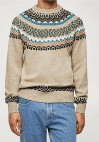Pull en tricot beige avec un motif Fair Isle coloré au niveau du col, accentué de bleu, vert et marron ; poignets et ourlet côtelés.