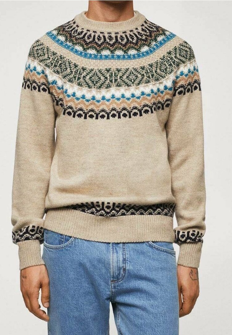 Pull en tricot beige avec un motif Fair Isle coloré au niveau du col, accentué de bleu, vert et marron ; poignets et ourlet côtelés.