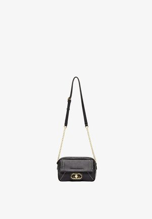 Borsa a tracolla in pelle nera con tracolla a catena dorata e chiusura, con dettagli di cuciture bianche sulla patta frontale.