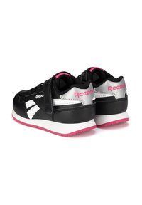 Czarno-białe sneakersy Reebok z różowymi podeszwami i logo, z zapięciem Velcro, przedstawione z tyłu na białym tle.