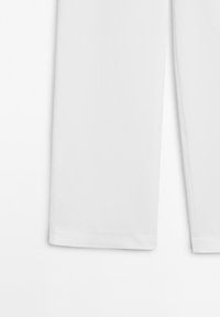Witte stoffen broeken met een rechte snit, met nette zoomranden en een gladde textuur. Geen zichtbare patronen of hardwaredetails.