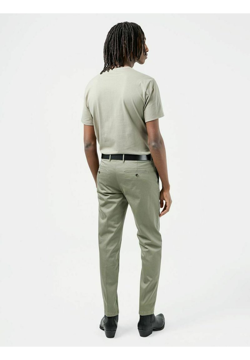 Herren T-shirts & Polos | J.LINDEBERG Stoffhose vetiver/hellgrün - UV31396 Herren T-shirts & Polos | J.LINDEBERG Stoffhose vetiver/hellgrün - UV31396