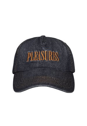 Czarna czapka bejsbolowa z dżinsu z zakrzywionym daszkiem i napisem "PLEASURES" wyhaftowanym na przednim panelu pomarańczową nicią.