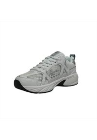 B baskets de sport blanches en mesh avec une tige texturée, des lacets robustes, un col rembourré et une semelle extérieure en caoutchouc noir.