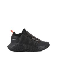 Des chaussures de sport noires avec une semelle intermédiaire texturée, un haut rembourré et des lacets élastiques. Elles présentent une languette de traction orange contrastante à l'arrière.