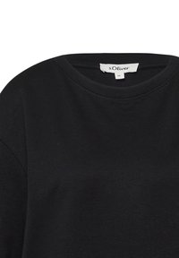 Czarny t-shirt z okrągłym dekoltem marki s.Oliver, z metką i rozmiarem 36 na plecach, wewnątrz kołnierza.