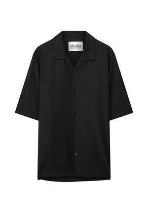 Camicia nera a maniche corte con bottoni, collo a campagna, orlo dritto e etichetta "studio seidensticker" all'interno del collo.