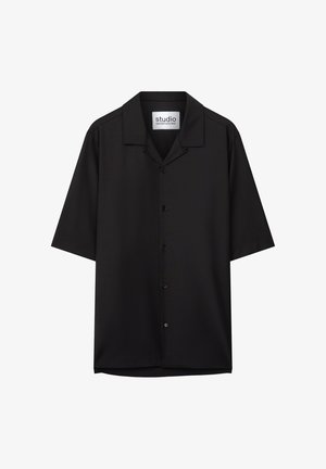 Camicia nera a maniche corte con bottoni, collo a campagna, orlo dritto e etichetta "studio seidensticker" all'interno del collo.