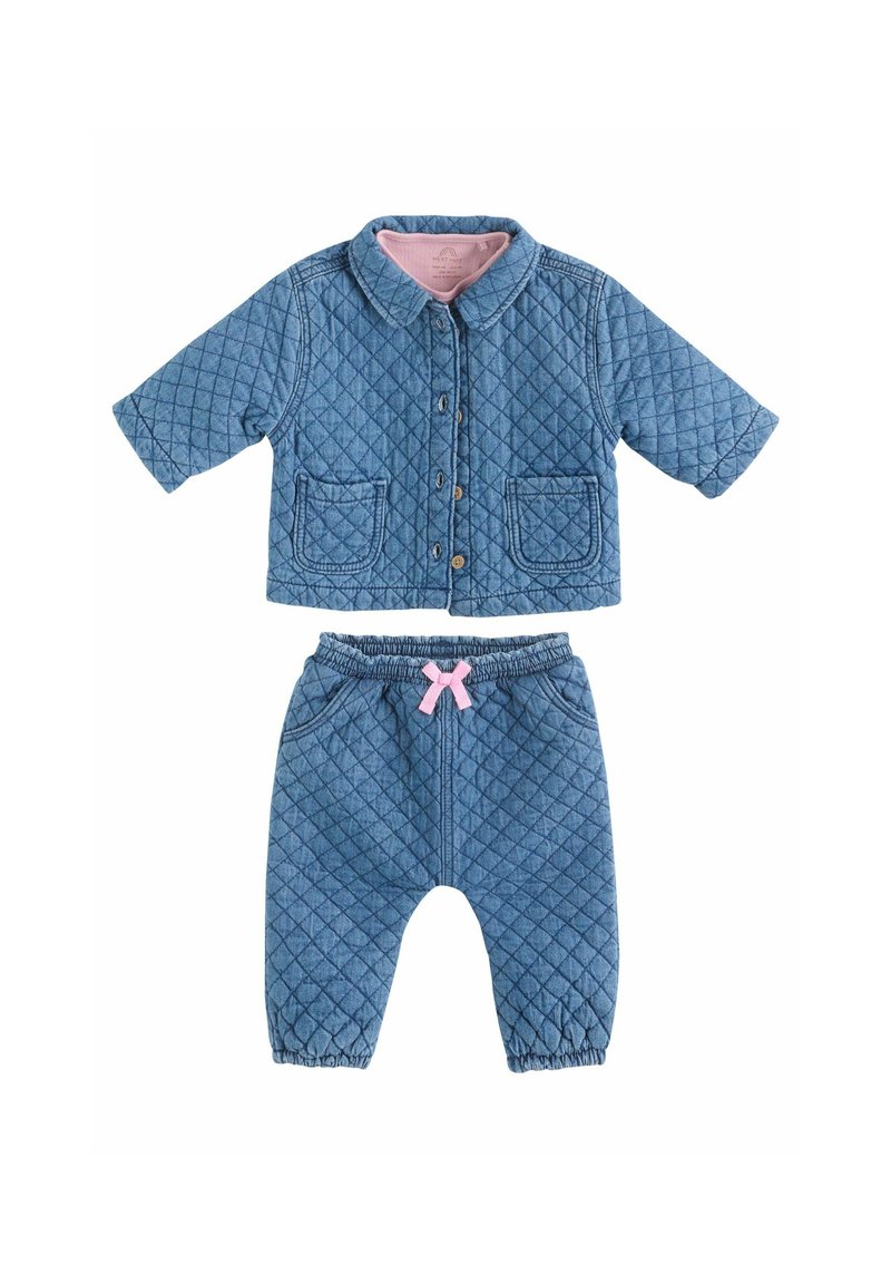 Gequilted blauwe denim jack met korte mouwen en twee zakken, gecombineerd met bijpassende broek met een elastische tailleband en een roze strikdetail.