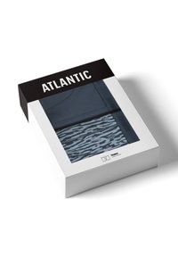 Czarny kartonowy pudełko oznaczone "ATLANTIC", zawierające dwie ciemnoniebieskie walizki, z których jedna ma jasnoniebieski abstrakcyjny wzór, zamknięta przezroczystą szybą.