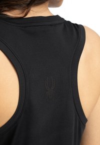 Zwart mouwloos sporttop met een ronde hals en een open rug. Heeft een subtiele spinnenlogo in het zwart gedrukt op het bovenste ruggebied.