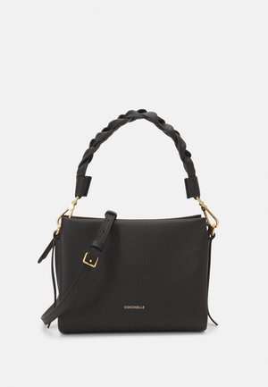 Czarna skórzana torba crossbody z teksturowanym wykończeniem, plecioną rączką u góry, regulowanym paskiem i złotymi akcentami. Posiada logo z przodu.