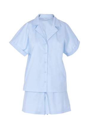 Camicia azzurro chiaro a maniche corte con bottoni abbinata a pantaloncini larghi dello stesso colore, con colletto ampio e maniche risvoltate.