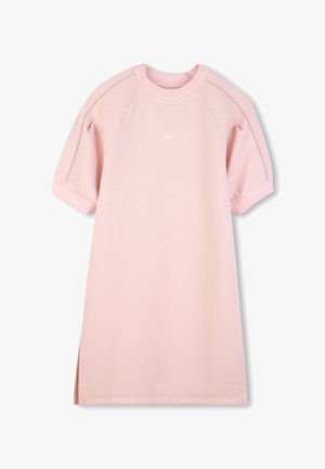 Vestido sudadera rosa claro hecho de tela suave con mangas cortas, diseño raglán y aberturas laterales. Cuenta con un pequeño logo blanco en el pecho.
