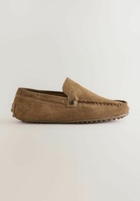 Braune Wildleder Slipper mit abgerundeter Spitze, Kontrastnähten und strukturiertem Gummisohle für besseren Halt. Keine sichtbare Marken- oder Musterkennzeichnung.