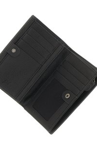 Portafoglio in pelle nera aperto, con diversi scomparti per carte, una tasca per monete con chiusura a bottone e una superficie testurizzata.