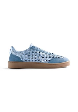 Niski sneaker z zamszowym jasnoniebieskim noskiem i piętą, metalicznie srebrną utkaniem cholewką, jasnoniebieskimi sznurowadłami i brązową gumową podeszwą.