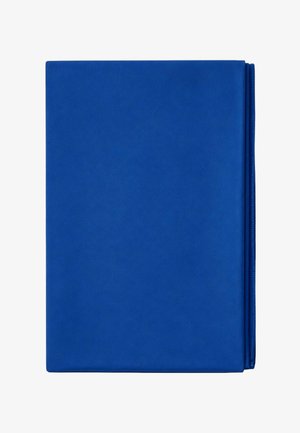 Libro o raccoglitore blu chiuso rivestito in tessuto senza testo o segni visibili, visto da davanti.