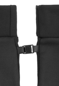 Zwart stoffen accessoire met een gladde textuur, twee brede, overlappende secties met een centrale verstelbare gesp voor een veilige sluiting.