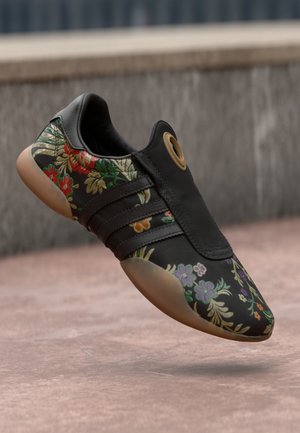 TAEKWONDO MEI - Belebújós cipők - core black/gold metallic