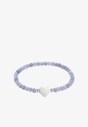 Armband mit runden Lavendelperlen und einem silbernen geometrischen Herzanhänger, flankiert von zwei silbernen runden Perlen, auf weißem Hintergrund.