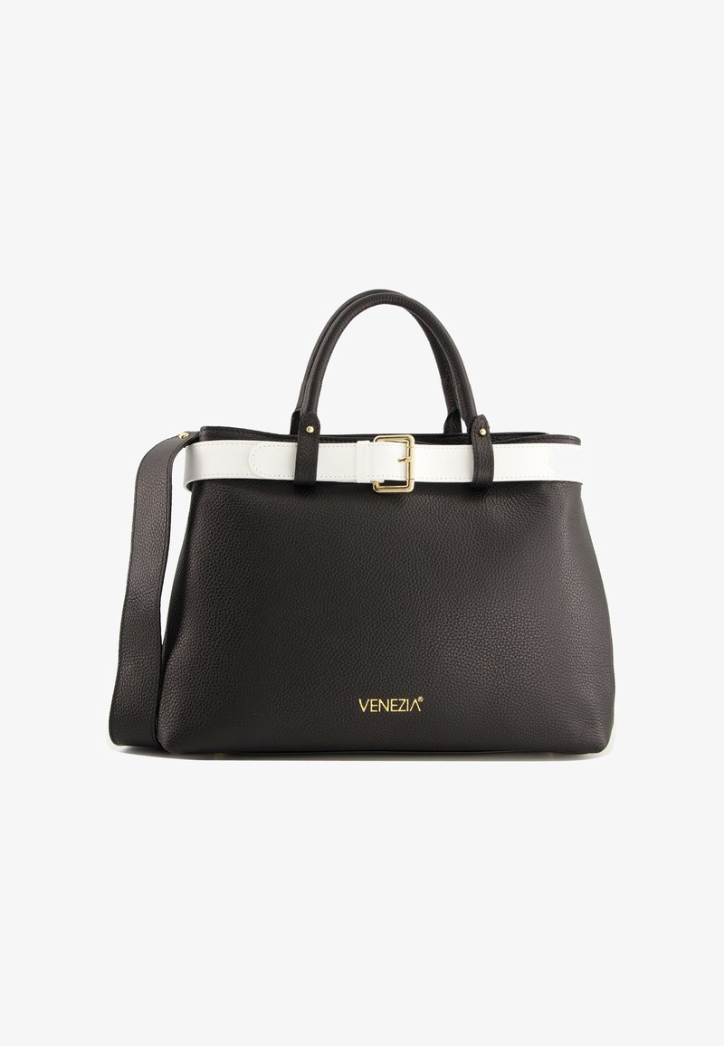 Czarna skórzana torebka o teksturowym wykończeniu, z białym akcentującym paskiem i złotą klamrą, wytłoczone logo na dole oraz podwójnymi uchwytami.