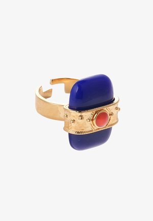 Ring in Goldoptik mit großem blauem rechteckigem Stein und kleinerem roten Stein in der Mitte, mit strukturierten Akzenten am Ringband.
