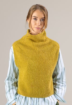 Gelbes ribbeliges, ärmelloses Turtleneck-Pullover mit strukturierter Oberfläche, getragen über einem hellblauen, gestreiften Langarmhemd.