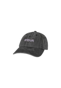 Căciulă de baseball din denim negru, cu text brodat "RMOUR" în violet deschis. Are o margine curbată și o curea ajustabilă la spate.