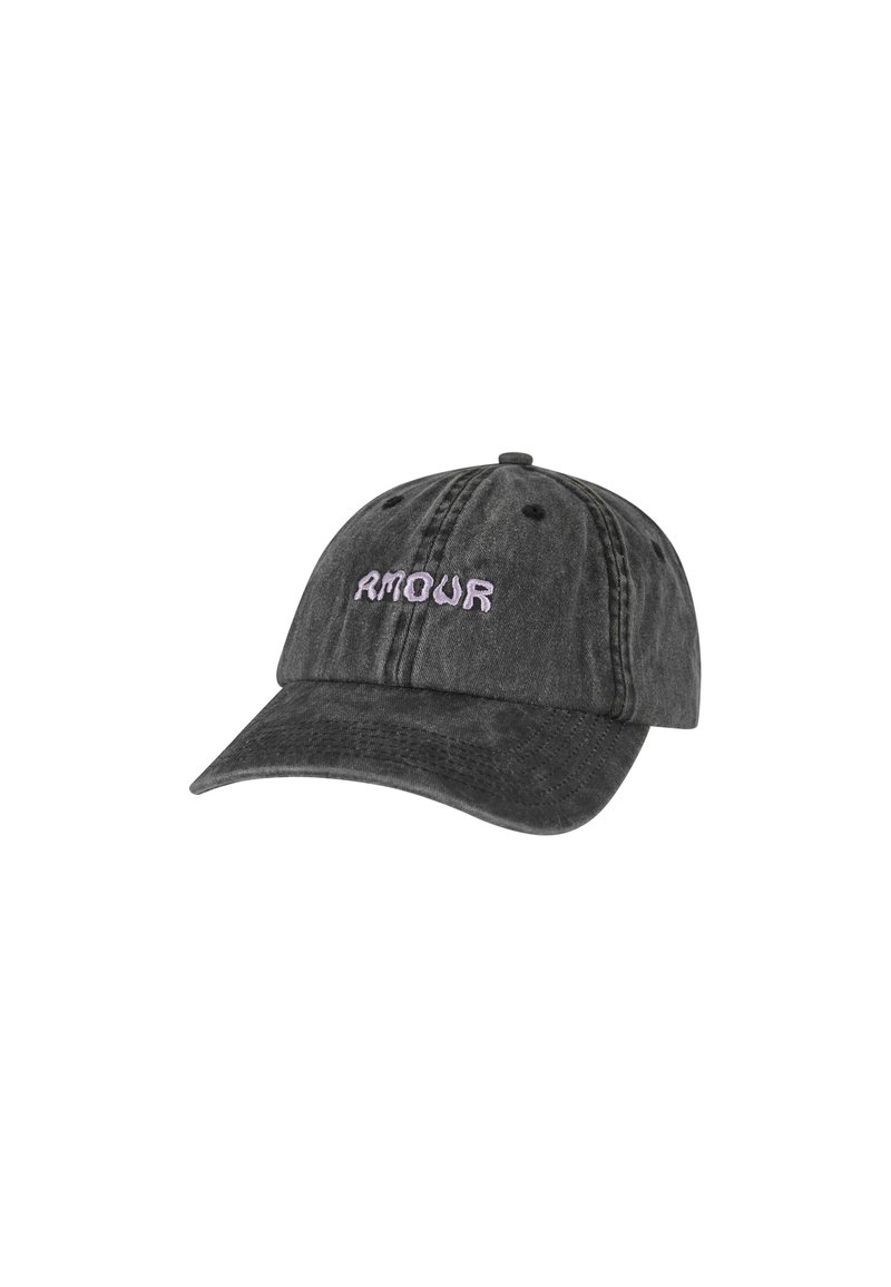 Căciulă de baseball din denim negru, cu text brodat "RMOUR" în violet deschis. Are o margine curbată și o curea ajustabilă la spate.